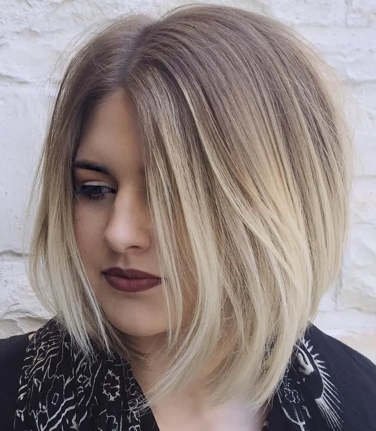 Carré lissé texturé blond cendré en ombré