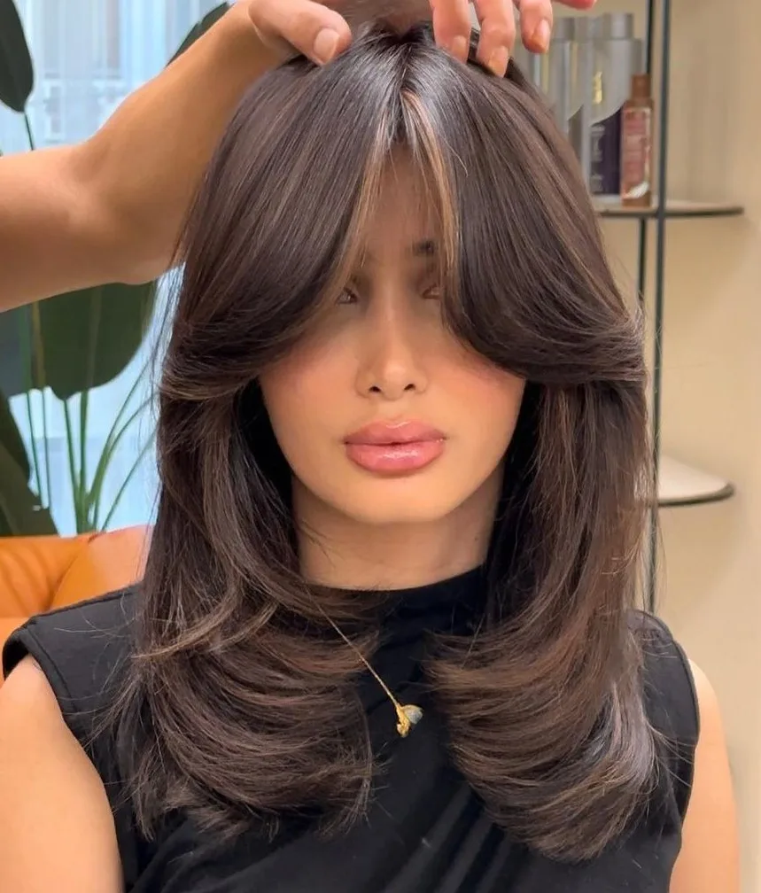 Carré long dégradé sur cheveux épais avec frange à hauteur de pommettes
