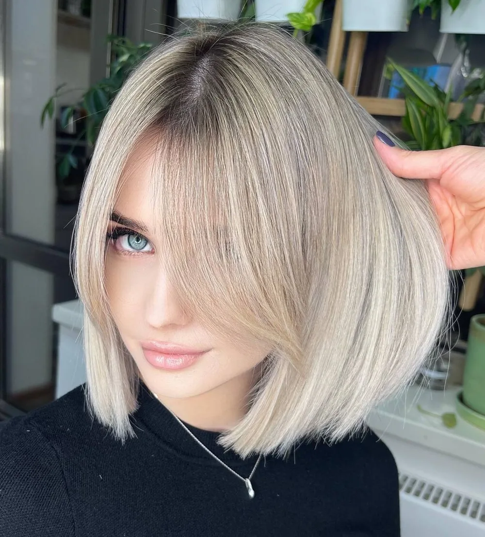 Carré long lisse blond glacé pour cheveux fins avec longue frange