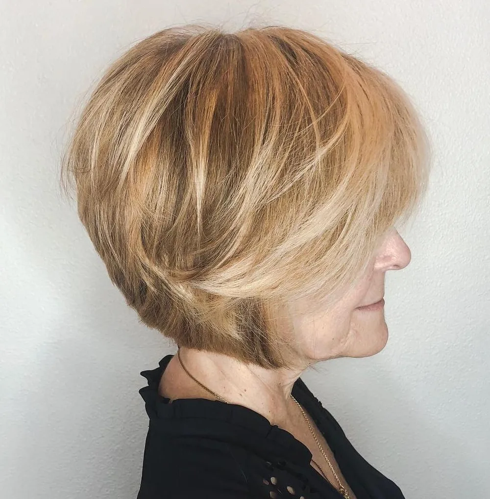 Carré mi-court à frange plumeuse balayée blond foncé
