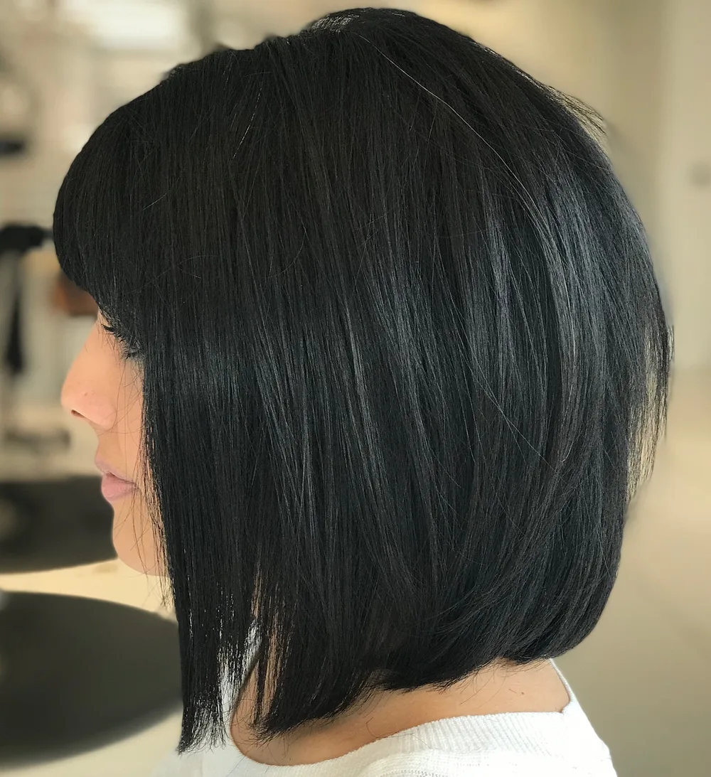 Carré noir de jais lisse avec frange sur cheveux raides