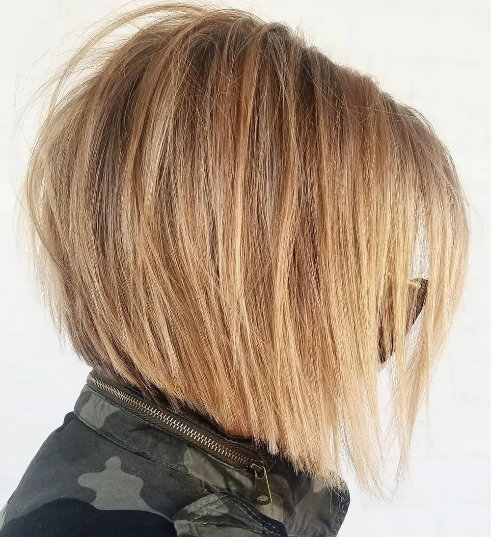 Carré plongeant blond froment aux reflets dorés, ligne franche