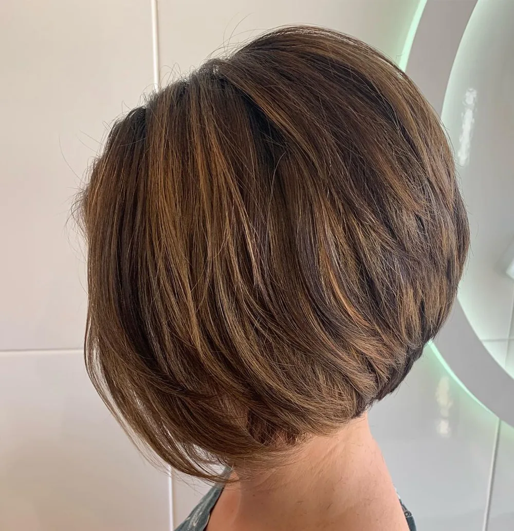Carré plongeant texturé et empilé sur cheveux épais bruns