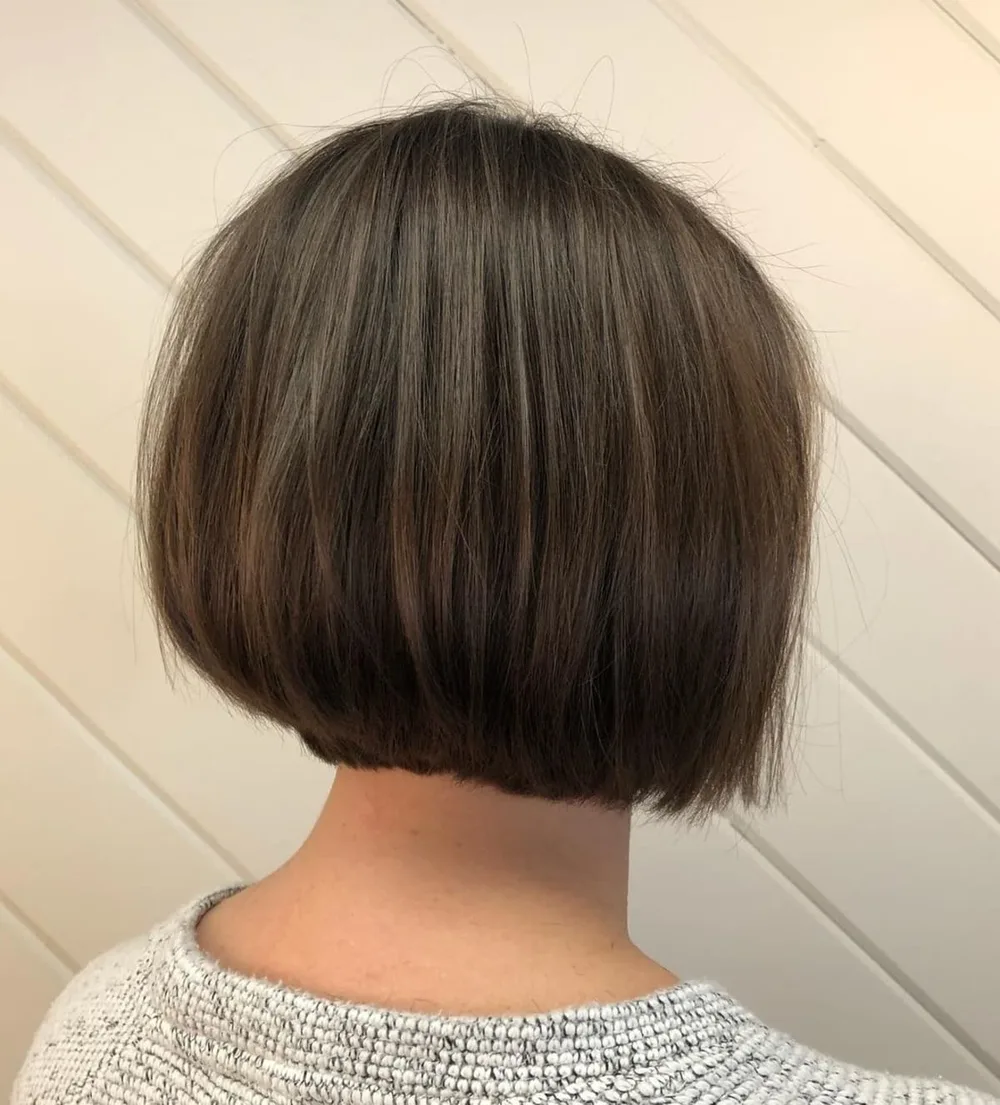 Carré raide coupé au rasoir sur cheveux épais