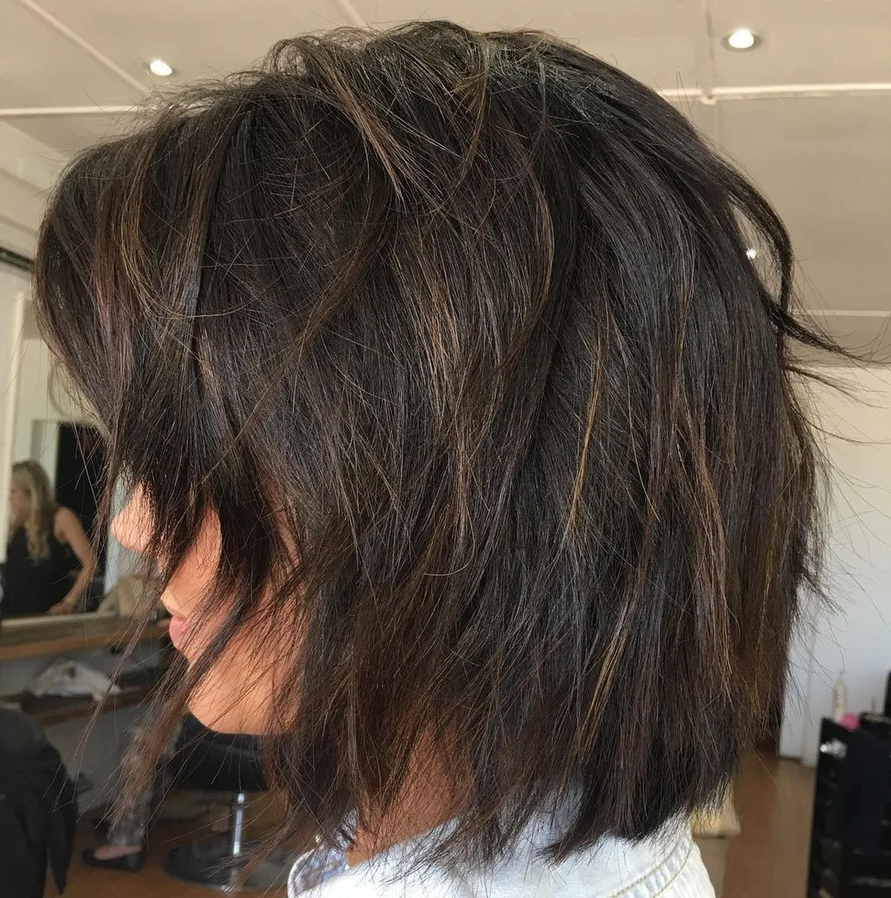 Carré shag brun mi-long avec couches au rasoir et texture décoiffée