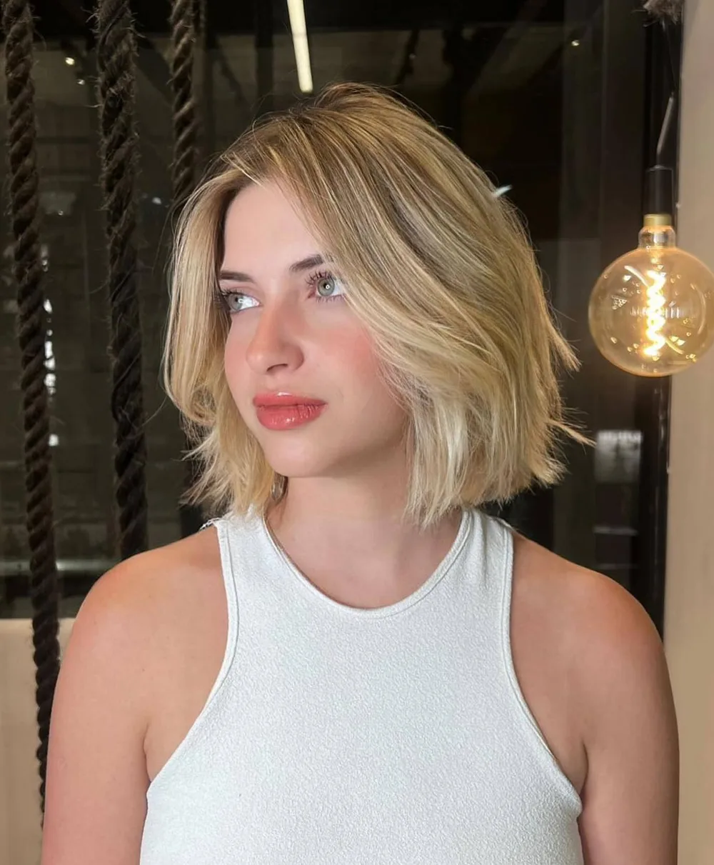 Carré sliced blond aux mèches découpées et couches encadrantes