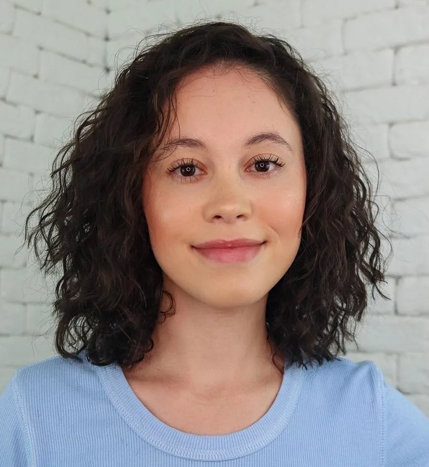 Cheveux bouclés bruns avec volume à la racine séchés à l'air libre