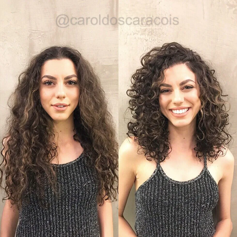 Cheveux bouclés mi-longs avec raie profonde sur le côté