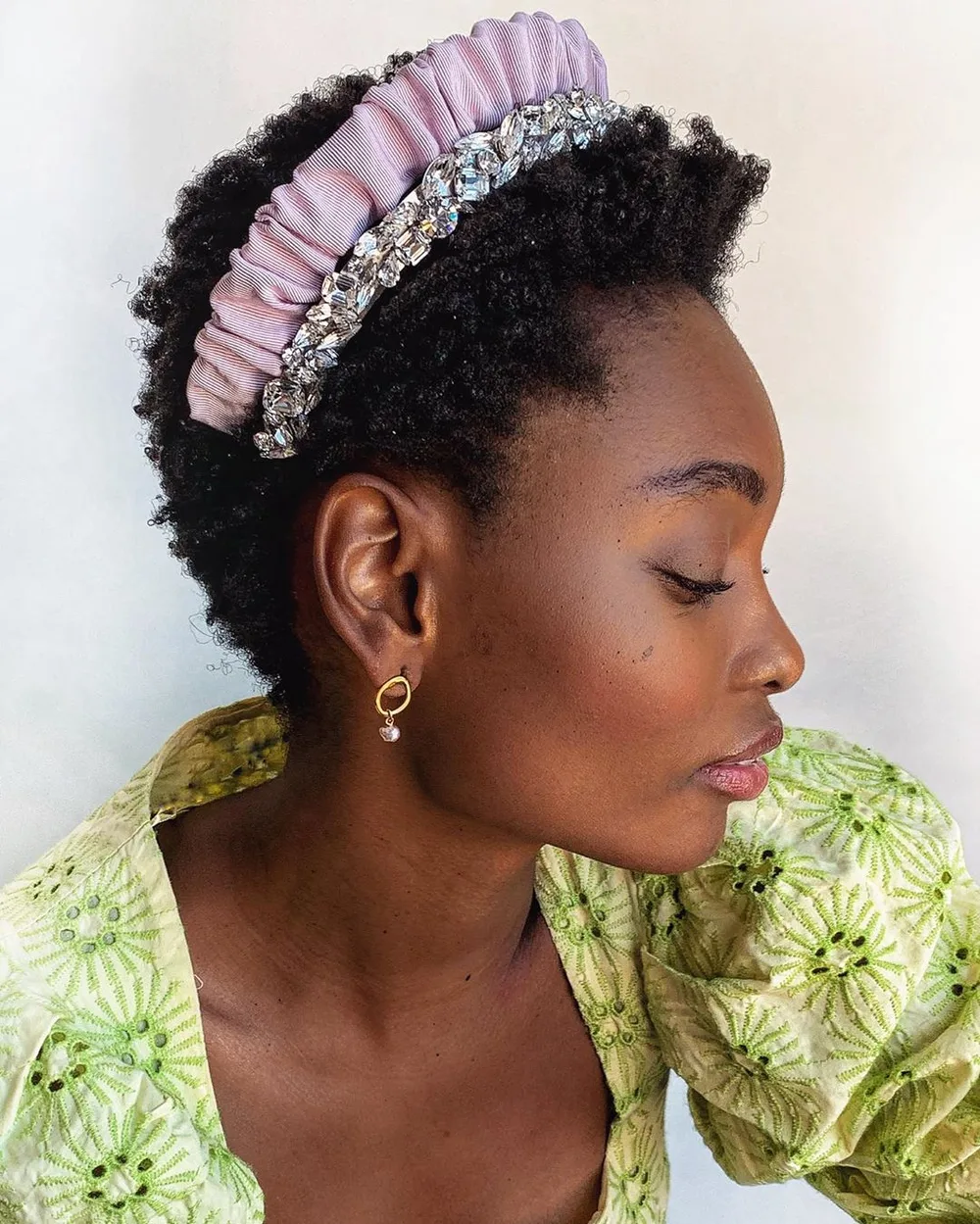 Cheveux courts naturels avec headband orné
