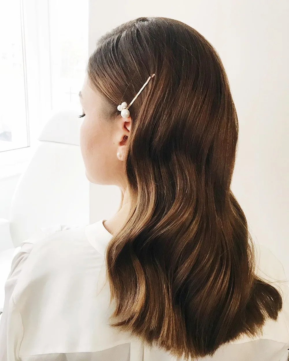Cheveux détachés ornés d'épingles à perles