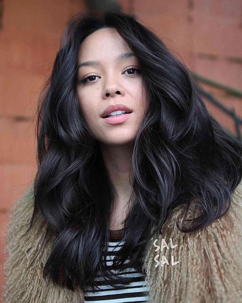 Cheveux épais bruns longs et volumineux