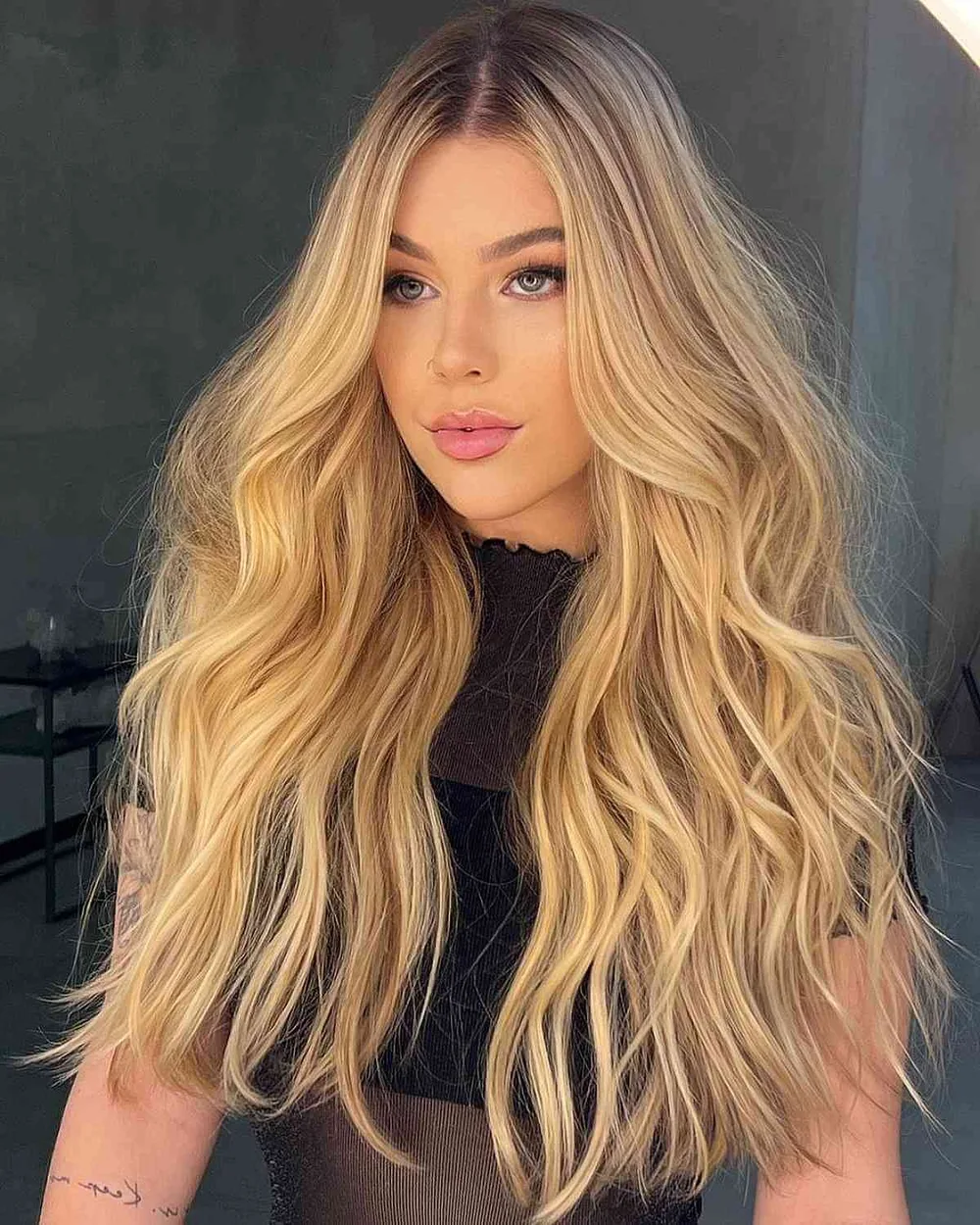 Cheveux épais longs blonds effet surfeuse plage