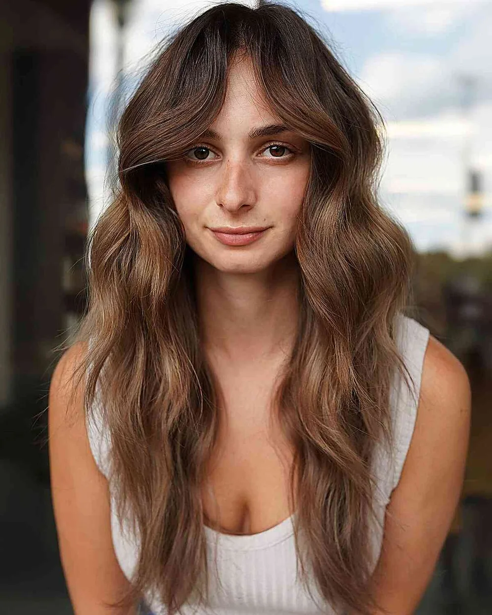 Cheveux épais longs dégradés faciles à entretenir avec frange rideau