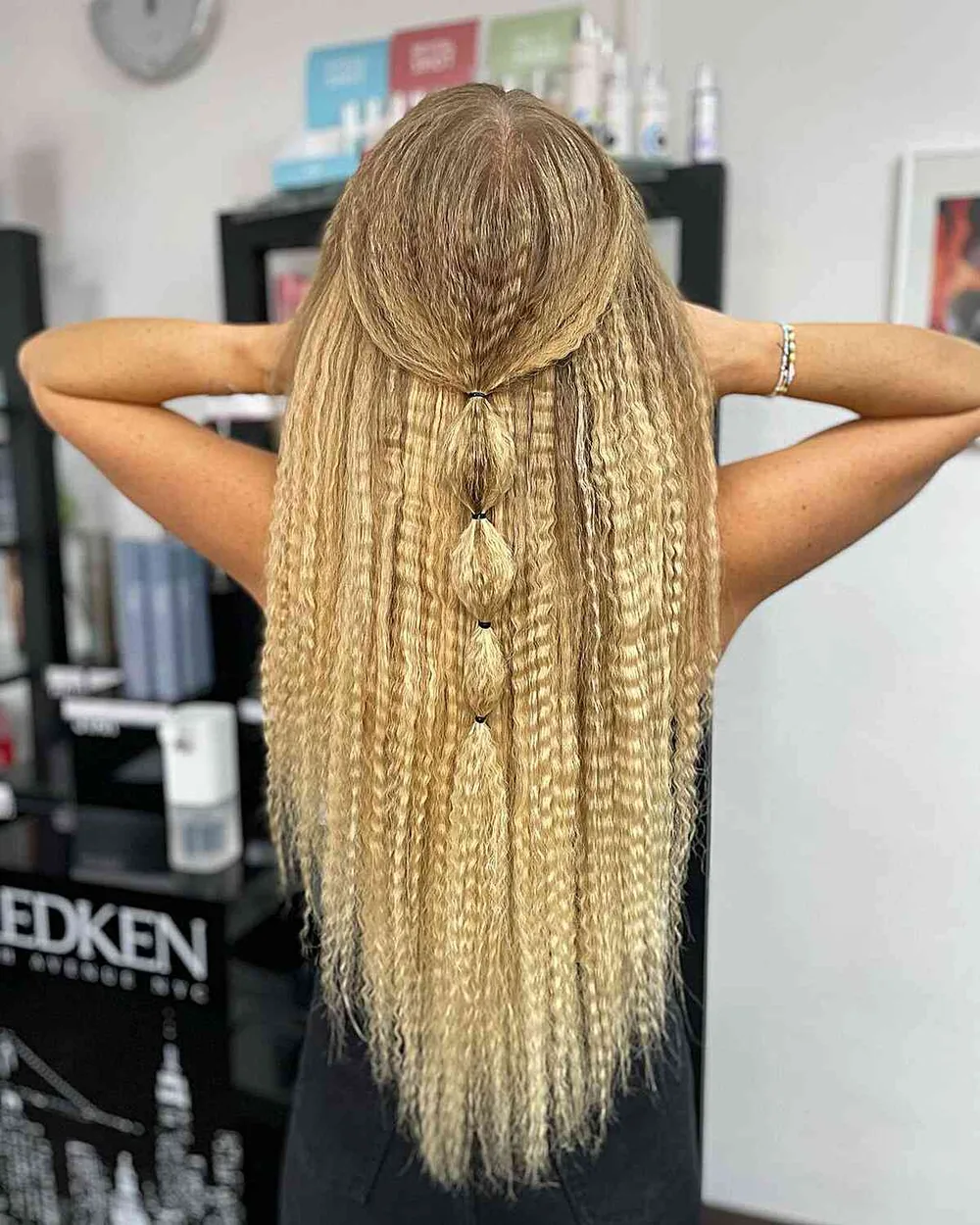 Cheveux gaufrés volumineux en demi-attache