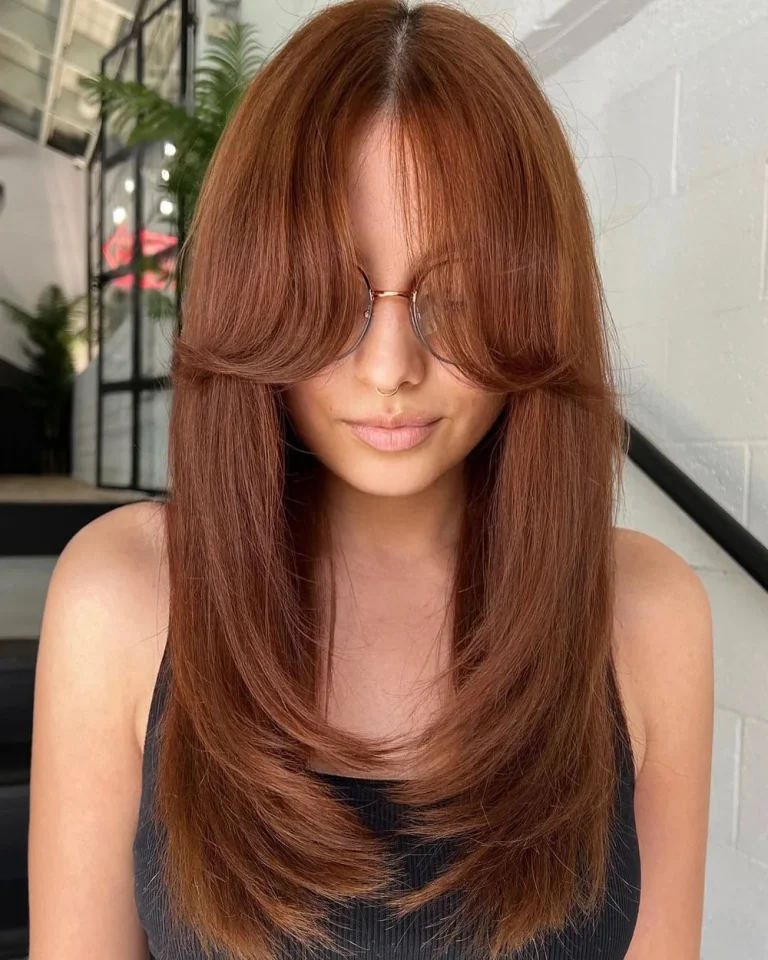 Cheveux longs auburn avec longs dégradés et frange rideau