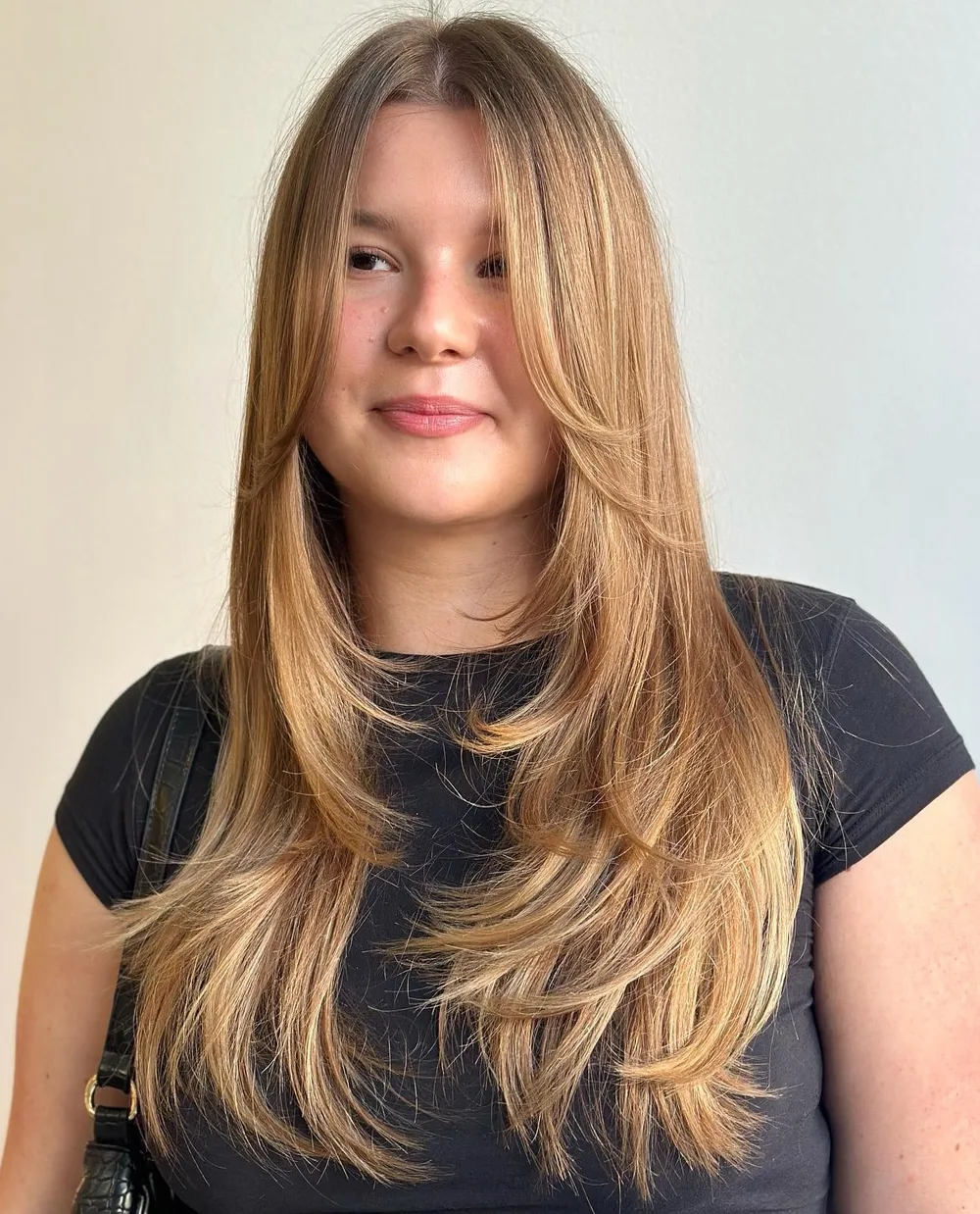 Cheveux longs avec couches concaves à l'avant, finition lisse et brillante