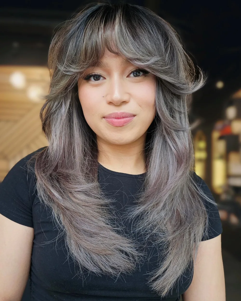 Cheveux longs avec couches disconnectées et frange flippée