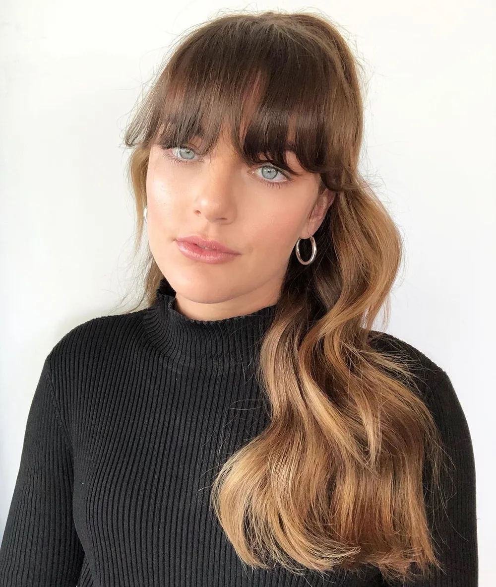 Cheveux longs avec longues franges encadrant le visage