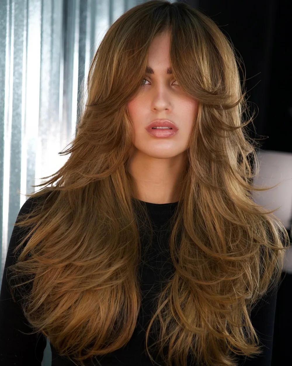 Cheveux longs choppy avec frange rideau fondue dans les couches