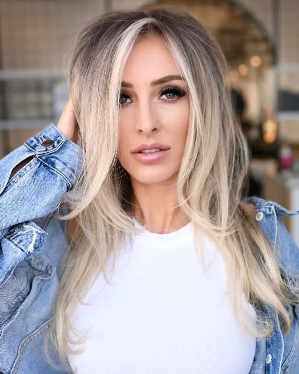 Cheveux longs dégradés avec mèches encadrantes et reflets blonds