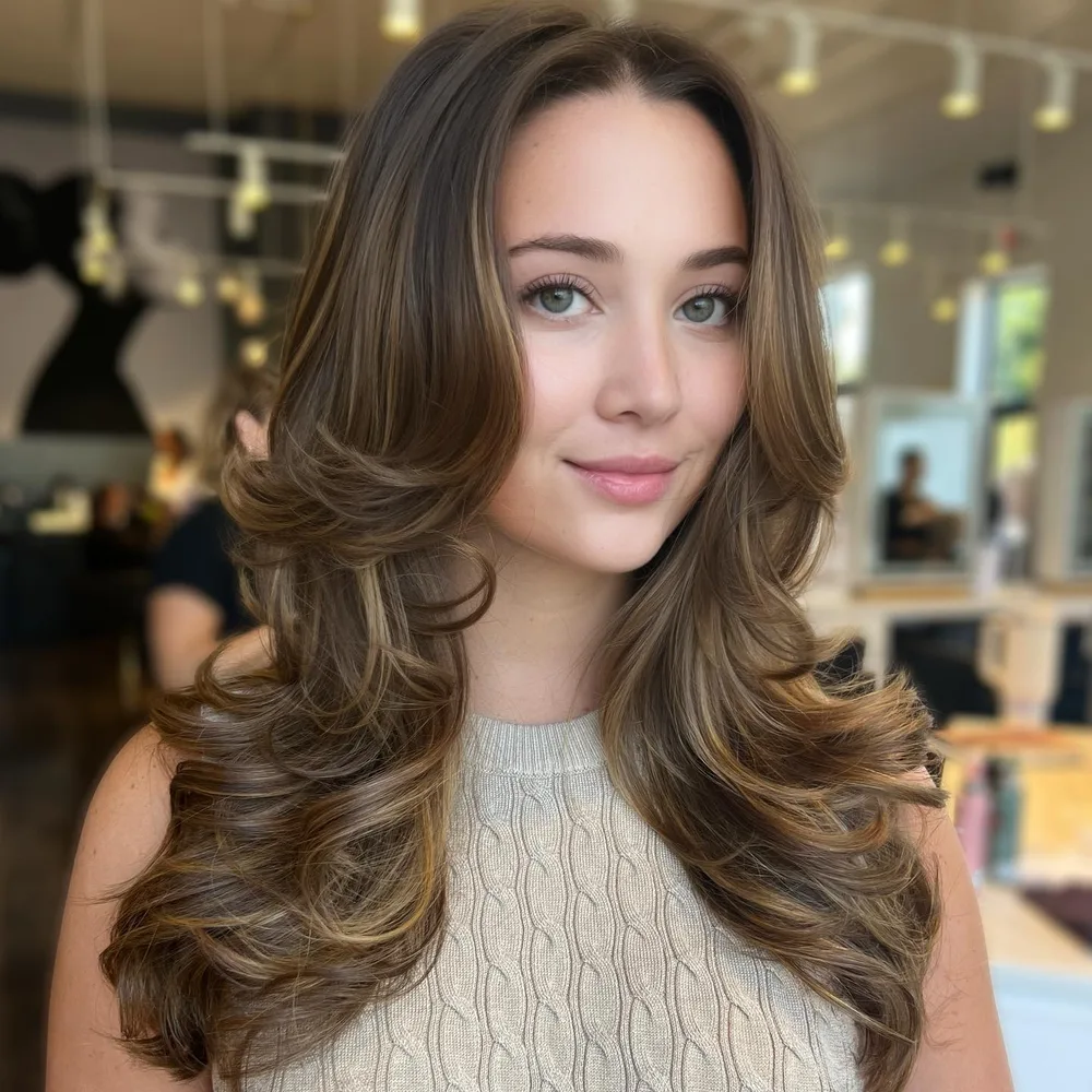 Cheveux longs en vagues souples dégradées avec raie au milieu