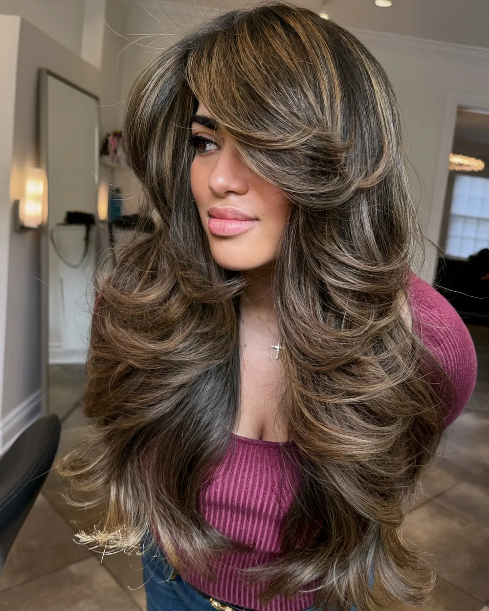 Cheveux longs épais avec dégradé volumineux et frange balayée sur le côté