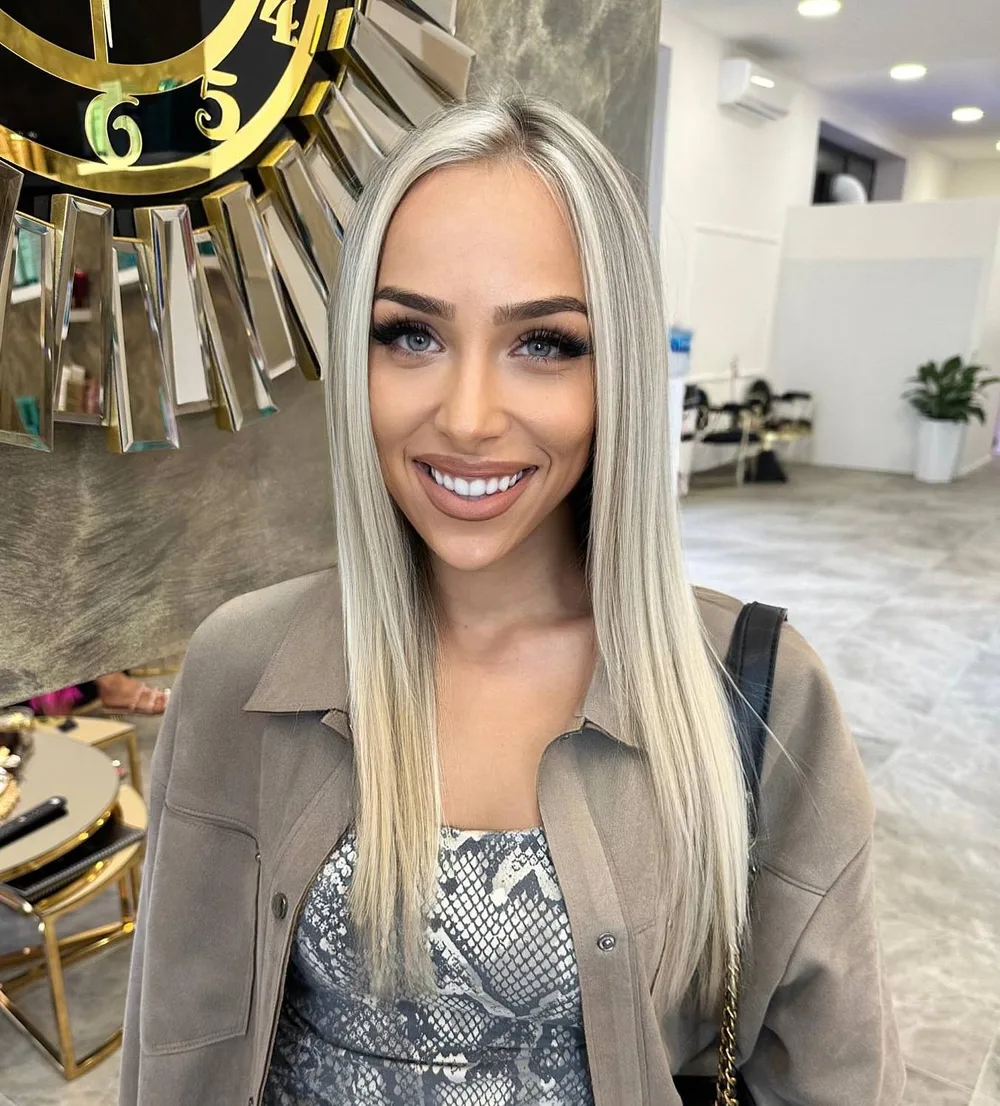 Cheveux longs lisses blond platine avec raie décalée