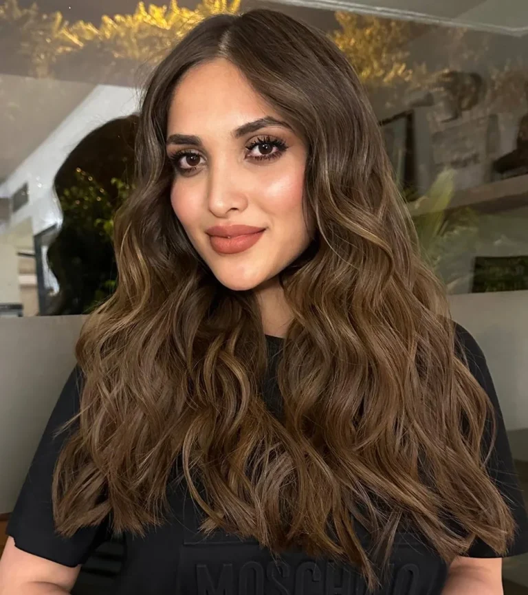 Cheveux longs ondulés brun chaud avec raie au milieu