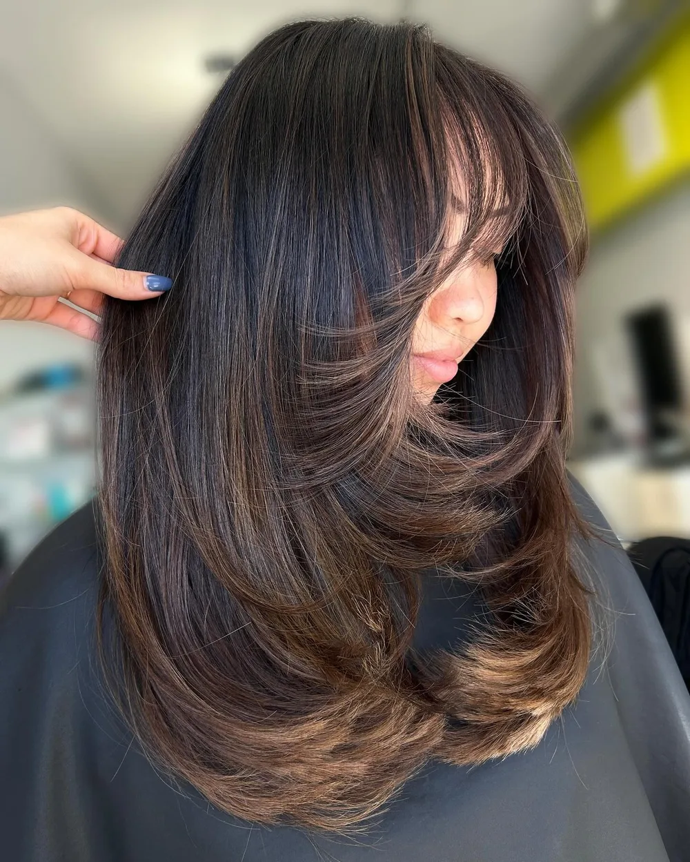 Cheveux longs raides avec mèches encadrantes coupées net
