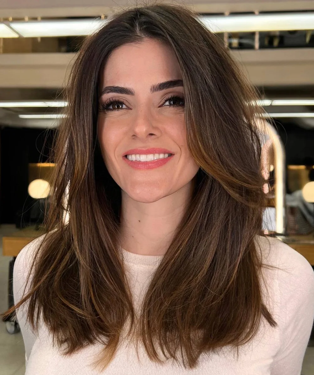 Cheveux mi-longs brun cannelle avec couches à mi-longueur