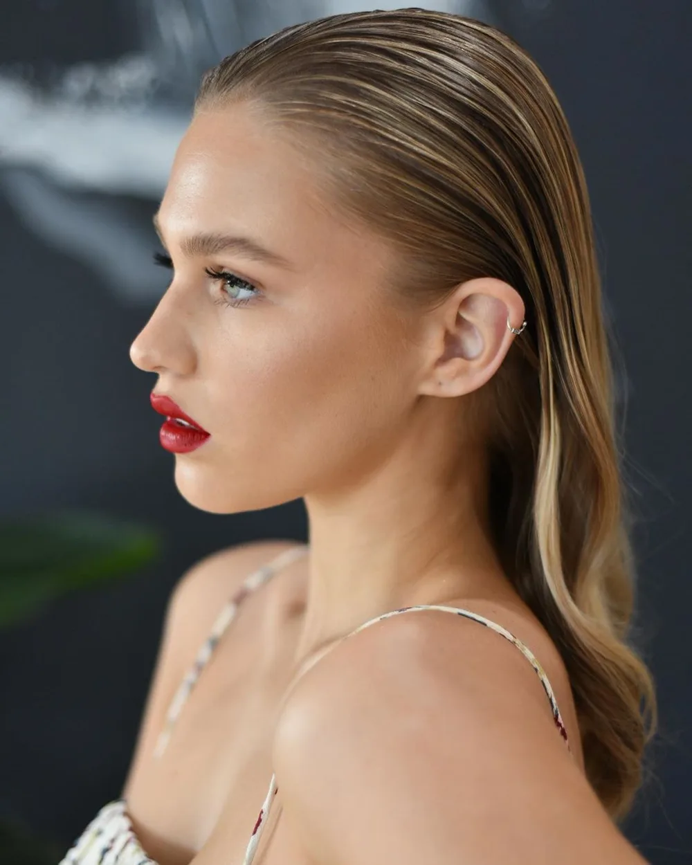Cheveux plaqués en arrière effet wet look