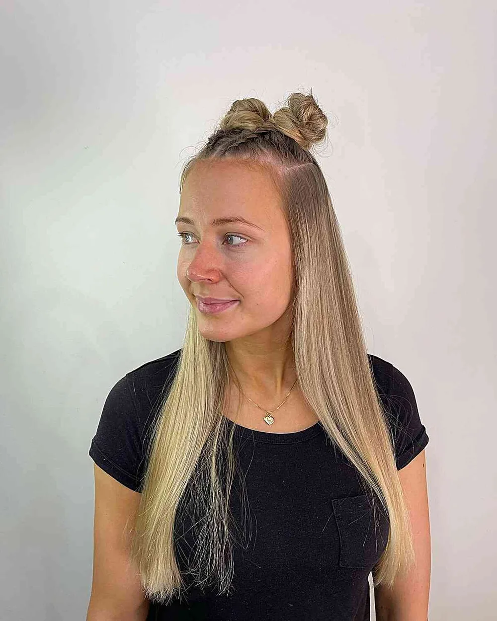 Cheveux raides avec tresses hautes et petits macarons