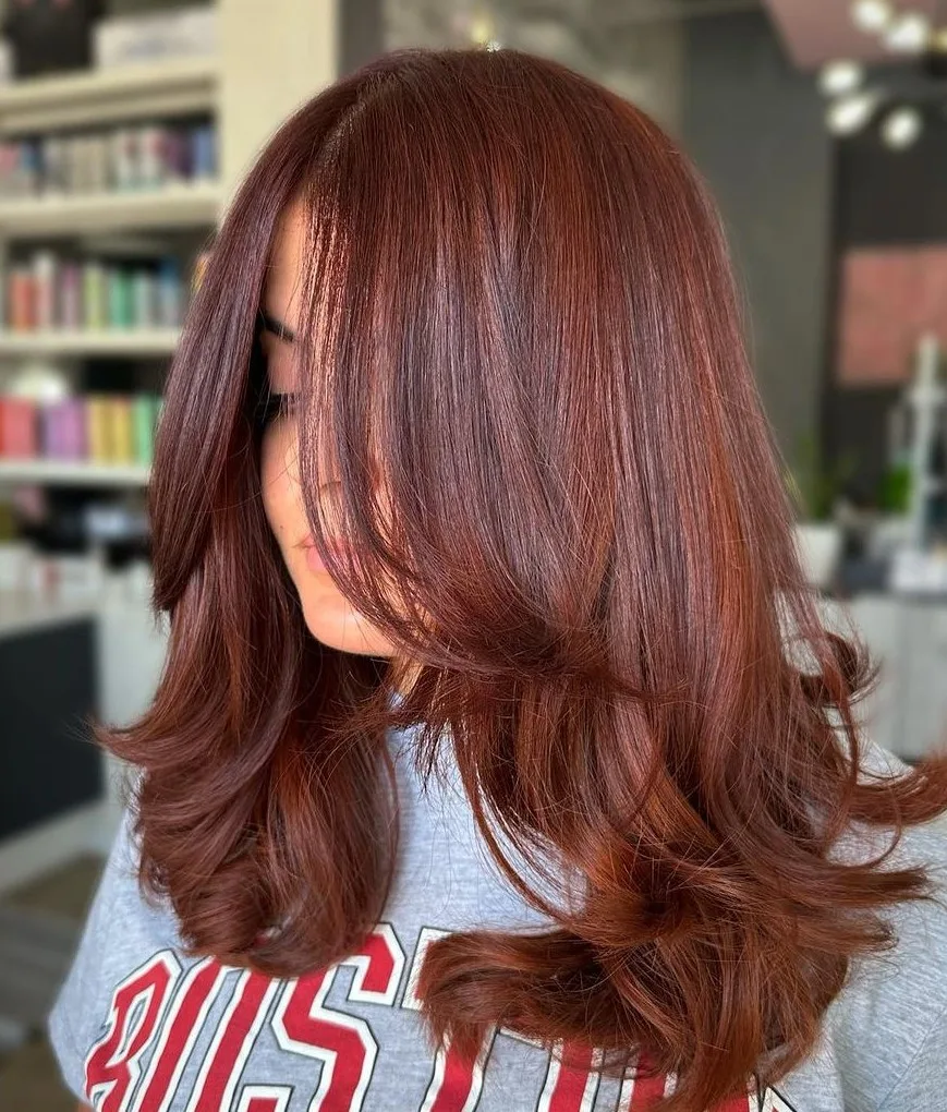 Cheveux roux mi-longs dégradés avec frange rideau à hauteur de menton