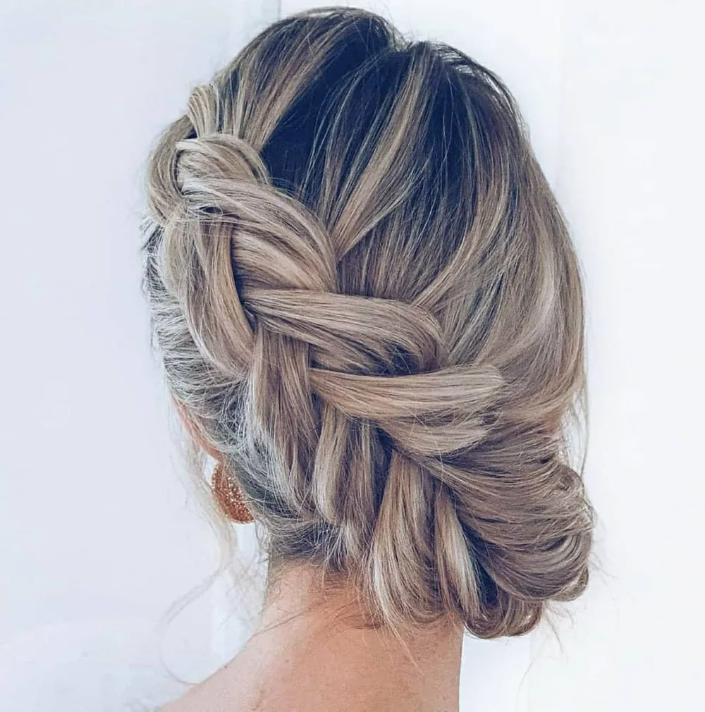 Chignon à grosse tresse diagonale