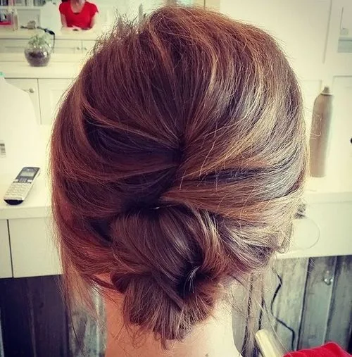 Chignon banane décontracté avec mèches libres
