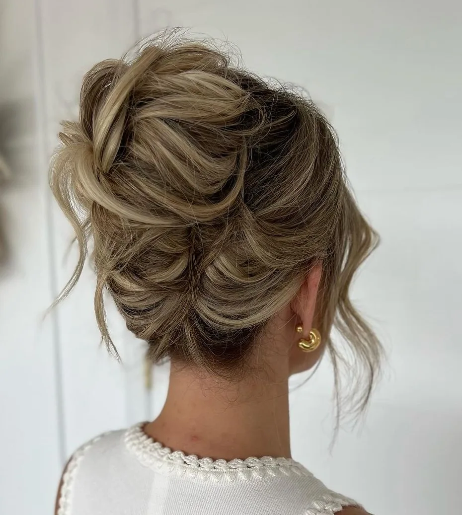 Chignon banane texturé et relâché avec mèches libres