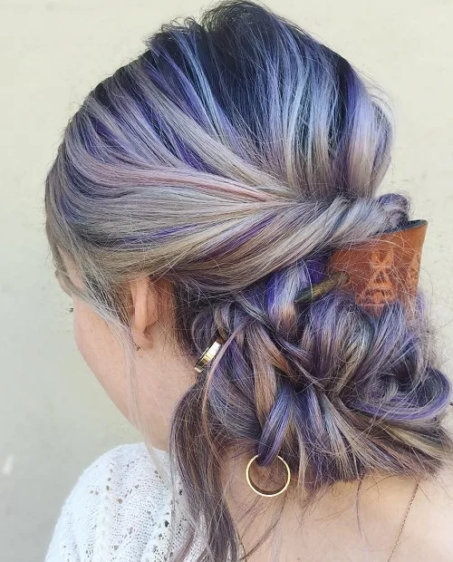 Chignon bas bohème avec des mèches colorées