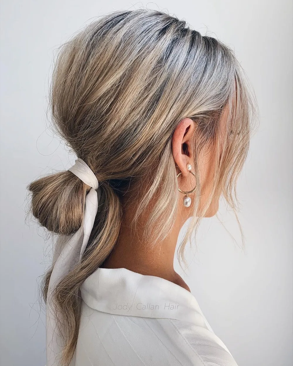Chignon bas crêpé avec ruban, coiffure de mariée