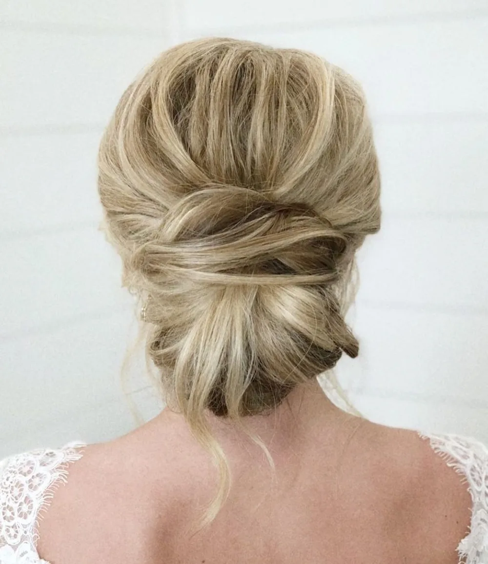 Chignon bas discipliné sur cheveux longs et épais