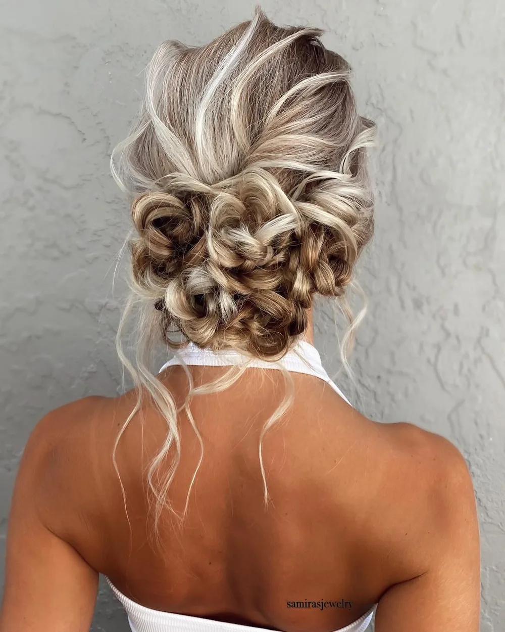 Chignon bas en torsades orné de fleurs délicates
