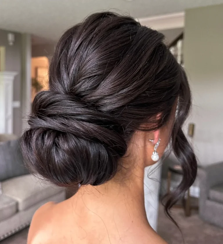Chignon bas enroulé aux multiples tours de mèches