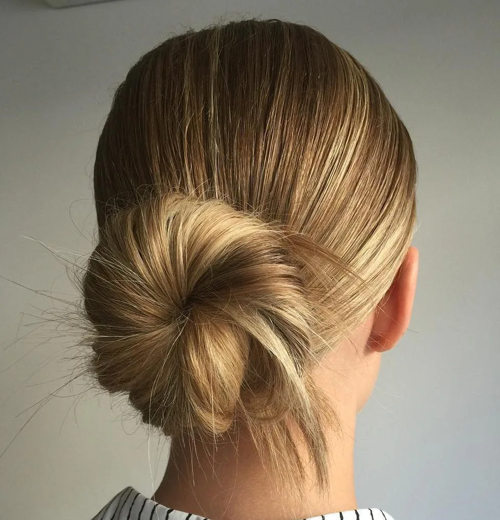 Chignon bas façon ballerine sur cheveux lisses
