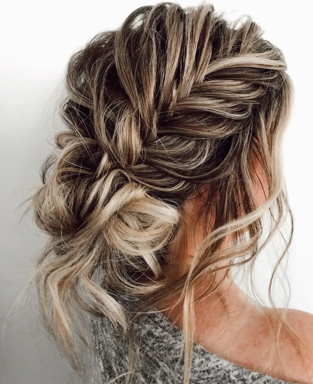 Chignon bas flou avec tresse latérale