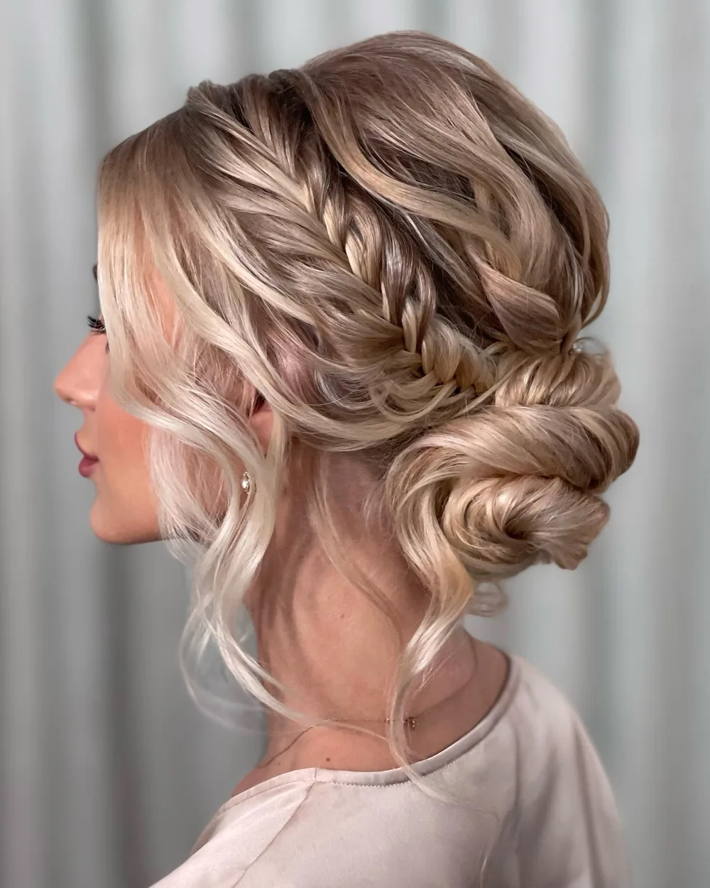 Chignon bas flou avec tresse latérale