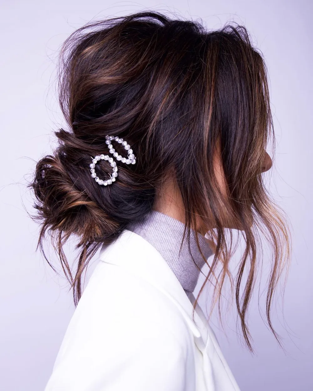 Chignon bas flou orné de pinces décoratives