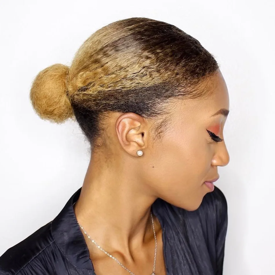 Chignon bas lisse et net dégageant le visage
