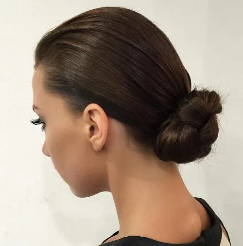 Chignon bas noué net et brillant sur la nuque