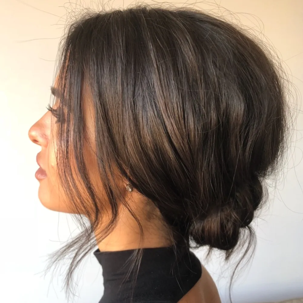 Chignon bas roulé et décoiffé pour le bureau