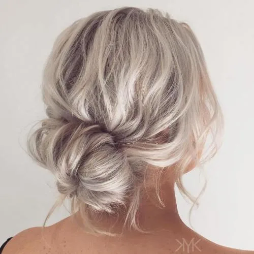 Chignon bas souple sur cheveux ondulés