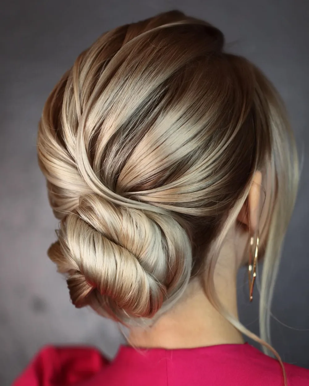 Chignon bas torsadé façon coiffure formelle